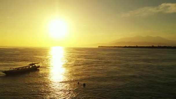 海面上明亮的黄色落日 牙买加 加勒比夏季天堂 — 图库视频影像
