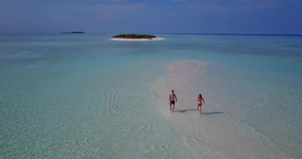 Casal Romântico Praia Tropical — Vídeo de Stock