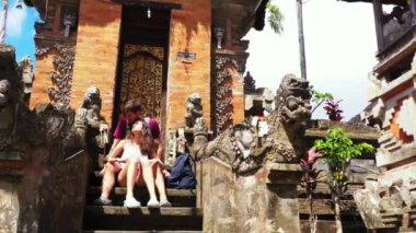 Asya şehir sokağındaki genç ve sevimli çift, turizm konsepti görüntüleri. 