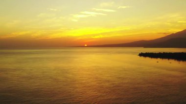 Deniz kenarında altın saat. Bali 'nin tropikal doğası.