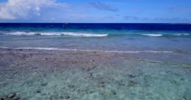 Koşan okyanus dalgalarını izliyorum. Hawaii, ABD 'nin egzotik manzarası.