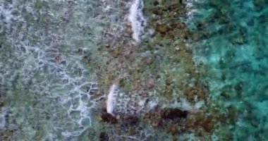 Yukarıdan görülen dalgalı kristal deniz suyu. Endonezya, Bali 'de tropik bir manzara.  