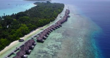 Güzel deniz suyu ve plajları olan sahil şeridinin havadan görüntüsü.