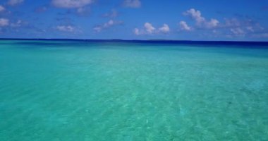 Turkuaz okyanus suyunun ve sahil şeridindeki beyaz kumun yakın görüntüsü. Bora Bora Adası 'na yaz gezisi, Fransız Polinezyası.