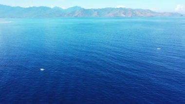 Arka planda dağlar olan mavi dalgalı deniz. Avustralya, Okyanus Manzarası. 