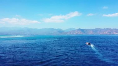Yat adanın yakınına gidiyor. Bali 'de Tatil.