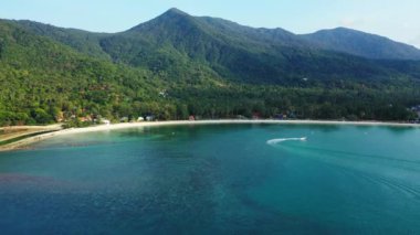 Deniz kıyısında, dağlarda. Tayland 'a yaz yolculuğu.