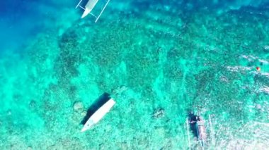 Turkuaz sığ sulardaki rıhtımlı teknelerin üst görüntüsü. Koh Samui, Tayland, Asya 'nın doğal manzarası.