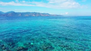 Arkasında dağlar olan canlı mavi deniz. Endonezya, Bali 'de yaz manzarası.