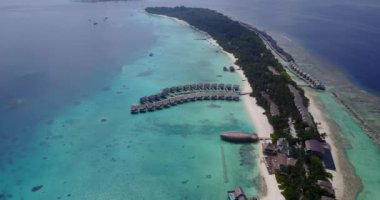 Sıcak bungalovları olan tropik bir ada. Endonezya, Bali 'de yaz tatili.   