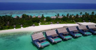 Adadaki sıcak bungalovlar. Tayland, Asya 'da yaz tatili. 