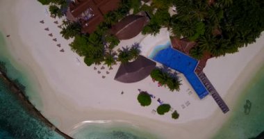 Okyanus ve tropik ada, görüntüler havadan.