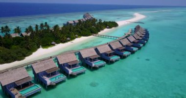 Tropikal adada sıcak bungalovlar. Dominik Cumhuriyeti, Karayipler 'in egzotik doğası. 