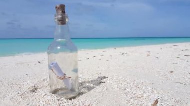 Kumsalda içinde mektup olan boş bir şişe. Antigua 'ya yaz yolculuğu.
