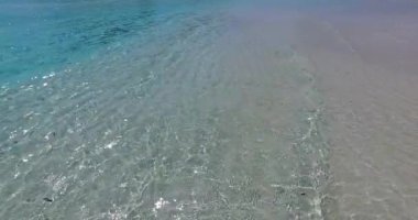 Sahilde dalgalanan sığ su. Tayland 'a gidiyorum..