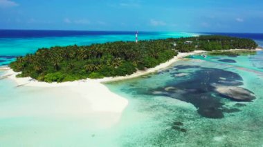 Yeşillik manzaralı bir ada. Bora Bora 'da yaz tatili, Fransız Polinezyası.