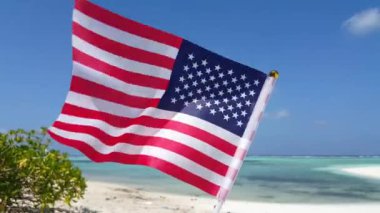Sahilde Amerikan bayrağı sallıyor. Güney Asya, Maldivler 'de yaz tatili.
