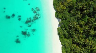 Sakin turkuaz deniz kıyısının havadan görünüşü. Bora Bora 'ya seyahat, Fransız Polinezyası.