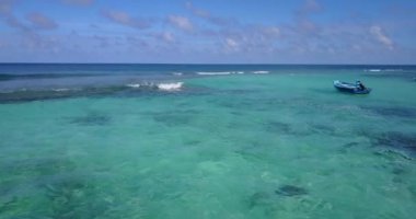 Gündüz açık deniz dalgaları. Bali, Endonezya 'da egzotik tatil.