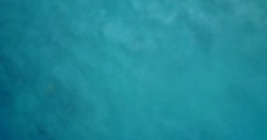 Turkuaz okyanus suyunun yüksek açılı görüntüsü ve tropik adanın kıyı şeridi, yaz turizmi konsepti 