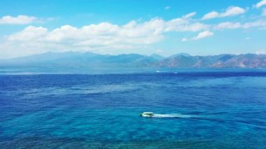 Mavi denizde tek gemi. Endonezya, Bali 'de yaz tatili.   