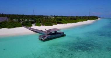 Yeşil adada ahşap iskele. Dominik Cumhuriyeti, Karayipler 'e yaz gezisi.