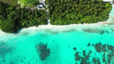 İHA 'dan canlı turkuaz deniz manzaralı. Dominik Cumhuriyeti doğası, Karayipler.