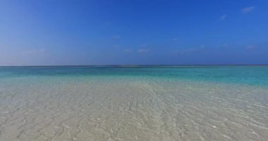 Okyanus kıyısında sığ su. Hawaii, ABD 'nin egzotik manzarası.