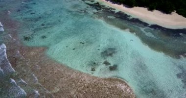Sahil şeridi temiz suyun içinden görünüyor. Bali 'de Rahatlama. 