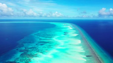 Canlı turkuaz deniz manzarası. Bali 'nin güneşli yaz doğası.