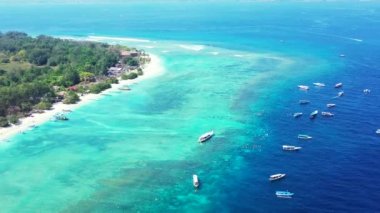 Mavi denizde adanın etrafında yüzen tekneler. Avustralya 'ya yaz gezisi.