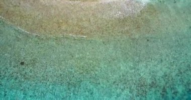 Yukarıdan görülen dalgalı sığ su. Bali, Endonezya 'da egzotik tatil. 