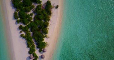 Turkuaz suyu olan bir yaz adası. Tayland, Asya 'nın tropikal doğası