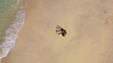 Kumsalda güneşlenen çiftlerin en güzel manzarası. 