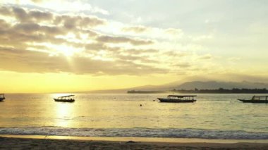 Deniz kenarında alacakaranlık vakti. Dominik Cumhuriyeti doğası, Karayipler.