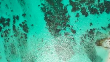 Yukarıdan görülen dalgalı deniz suyu. Tayland 'a yaz yolculuğu.