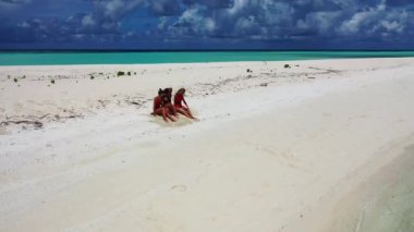 Tayland 'da okyanus sahillerinde rahatlayan bikinili çekici kadınlar..