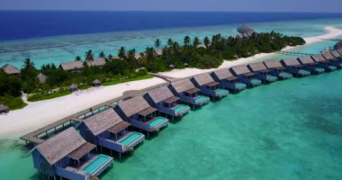 Yeşil ada boyunca sıcak bungalovlar. Bali 'de deniz manzarası. 