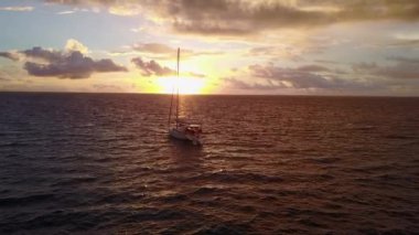 Altın saatinde denizde yüzen bir tekne. Tayland, Asya gezisi.