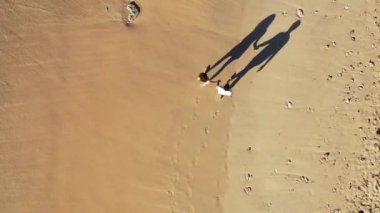 Genç ve güzel çiftin tropik adanın sahillerinde eğlenirken çekilmiş en iyi görüntü. 