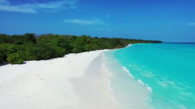 Şeffaf mavi suyu olan bakir kumlu bir sahil. Asya 'da Filipinler gezisi.
