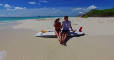 Tropik sahilde mutlu romantik bir çift
