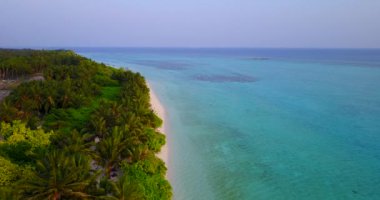 Seyşeller tropikal plajında yaz tatilinin tadını çıkarıyorum. Mavi denizdeki cennet adası.
