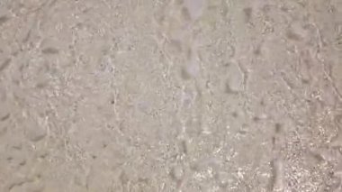 Kristal suyla kaplı kıyı şeridi. Bali 'de Rahatlama. 