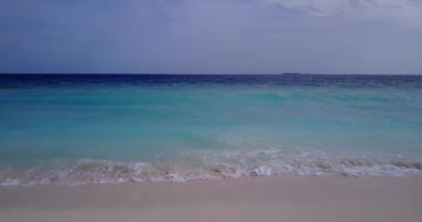 Tropik deniz kıyısında parlak güneş ışığı. Endonezya, Bali 'de yaz deniz manzarası.
