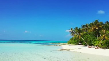 Turkuaz suyu olan cennet adası. Güney Asya, Maldivler 'de yaz sahnesi.