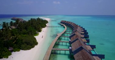 Tropikal adada sıcak bungalovlar. Endonezya, Bali 'deki egzotik manzara.  