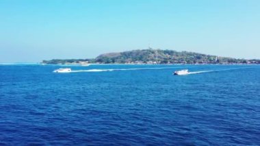 Tekneleri ve ada geçmişi olan deniz manzarası. Bali, Endonezya 'ya egzotik yaz gezisi. 