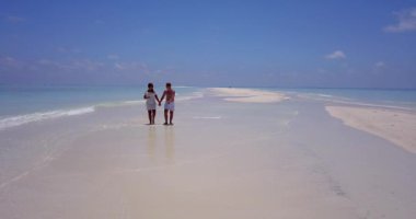 Mutlu çift güpegündüz tropikal sahilde uyanıyor.