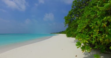 Yeşil adalı tropik plaj, Karayipler 'de beyaz kum ve turkuaz okyanus.